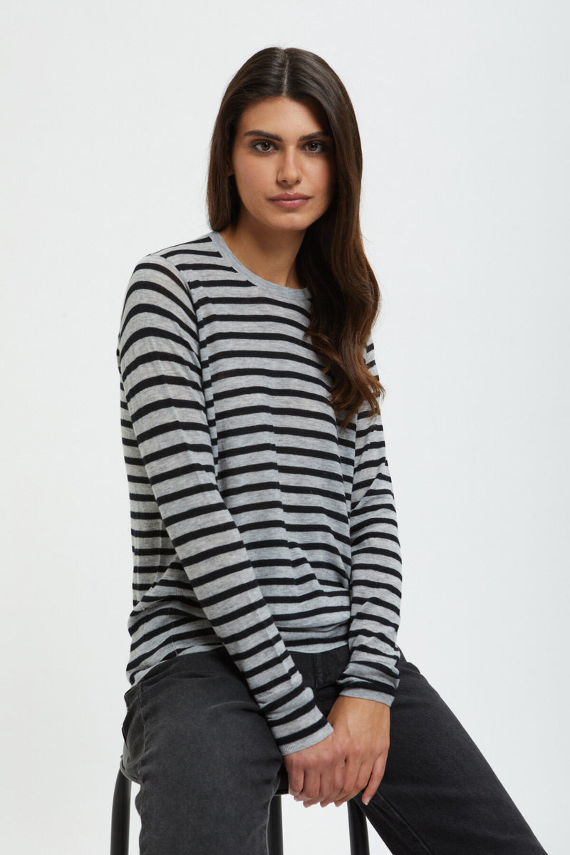 Long-sleeved crew-neck pullover