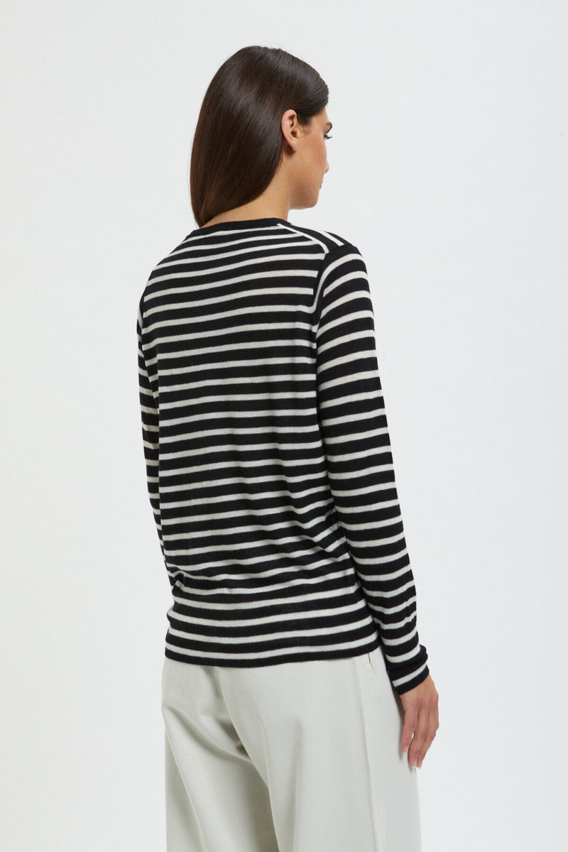 Long-sleeved crew-neck pullover