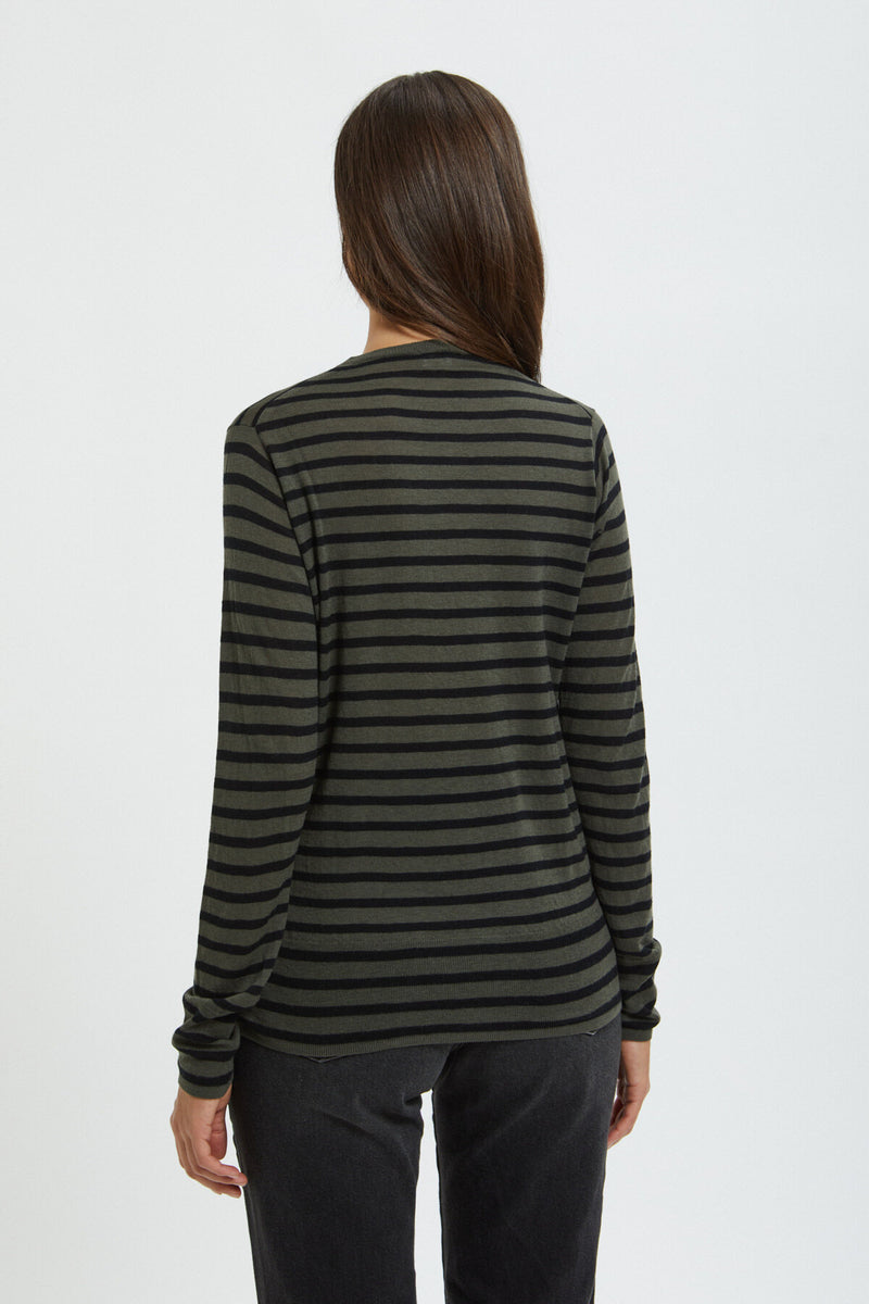 Long-sleeved crew-neck pullover