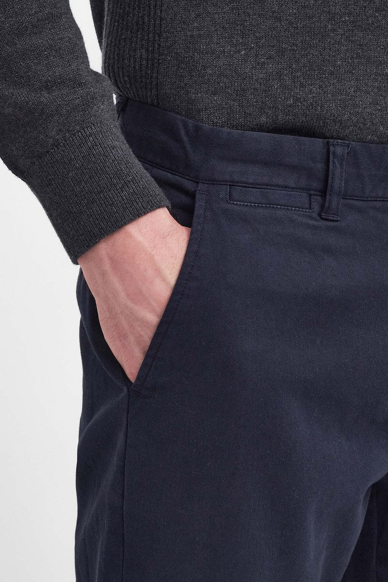 Pantaloni in tessuto stretch lavato dalla vestibilità leggermente aderente 