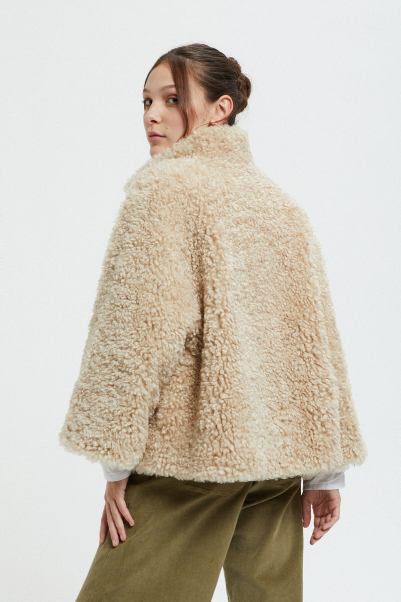 Cappotto con collo alto in eco pelliccia