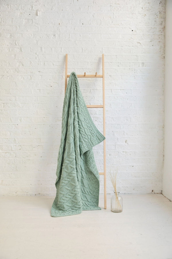 Plaid a trecce in Aran Supersoft Silver Strand - Verde Menta